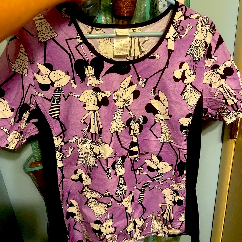 Disney mini mouse women’s scrub top size large